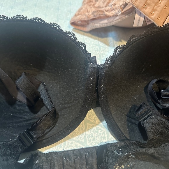 2 Victoria’s Secret bras - Picture 3 of 5